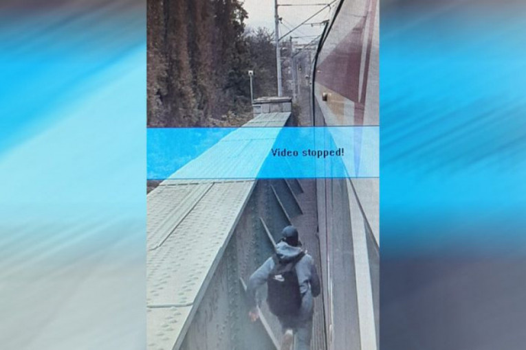 Deca hodala po mostu u Zagrebu dok je nailazio voz, mašinovođa zakočio u poslednjem trenutku
