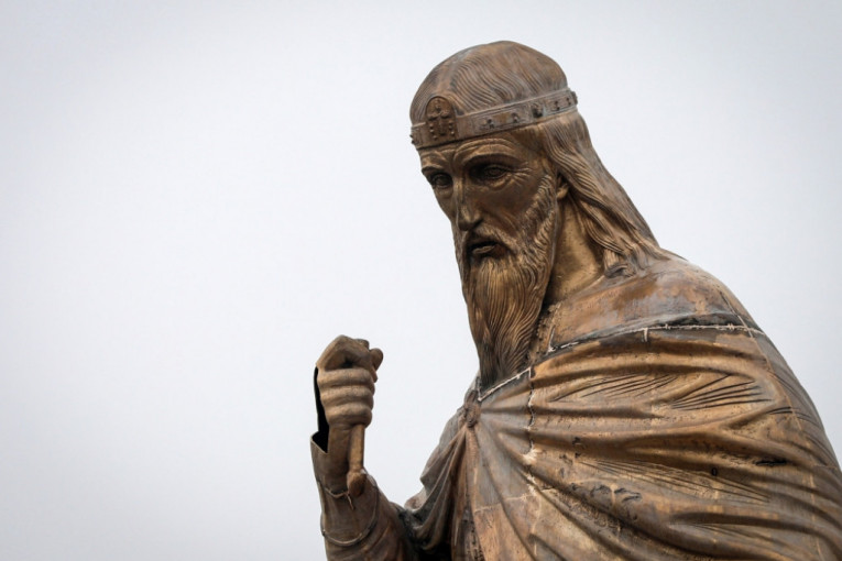 Prve fotografije otkrivenog spomenika: Monumentalna figura Stefana Nemanje pred očima javnosti (FOTO)