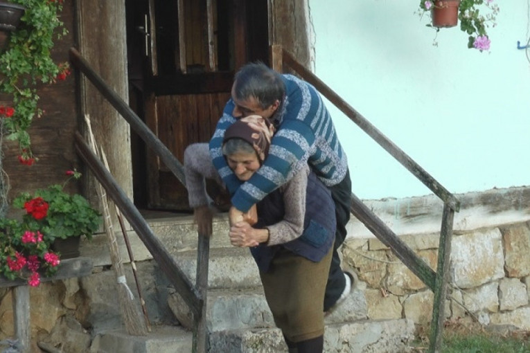 Ovu zimu će dočekati lakše nego prethodne: Baka Olga na leđima nosi svog nepokretnog sina