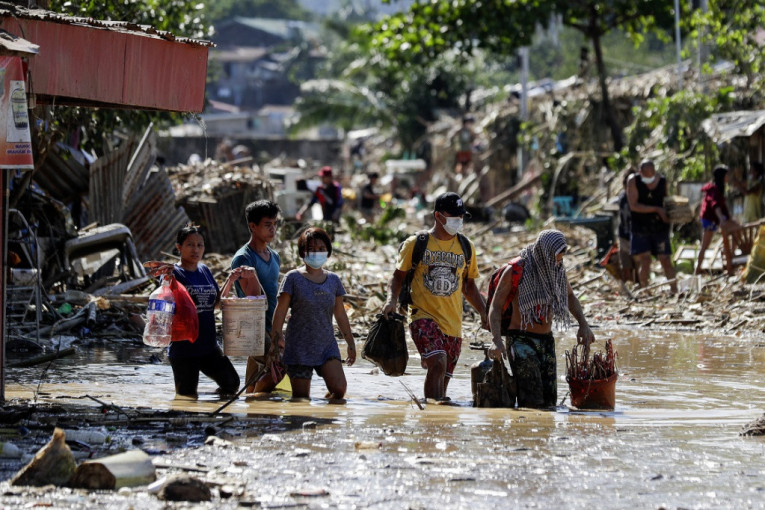 Potresne scene na Filipinima: Tajfun odneo najmanje 39 života, poplave u Manili i provincijama (FOTO)