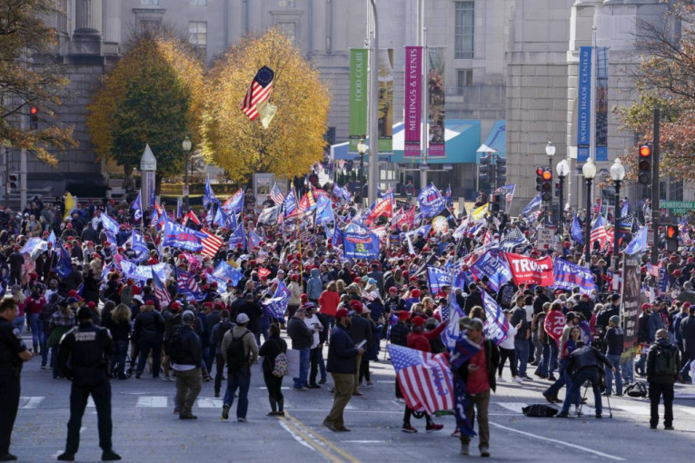 Tramp se pojavio na protestu u Vašingtonu: Sve više ljudi na ulicama (FOTO+VIDEO)
