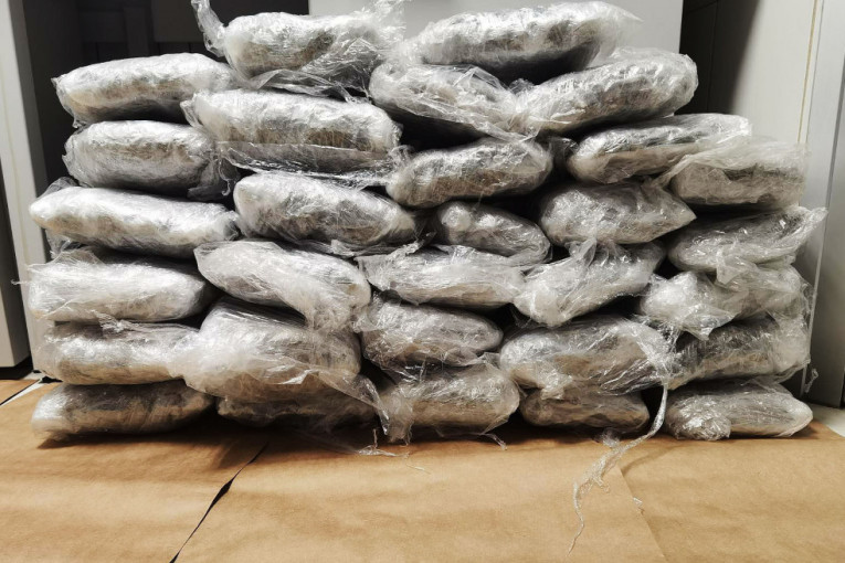 Krili 15 kilograma droge iza zadnjeg sedišta "mercedesa": Uhapšene dve osobe (VIDEO)