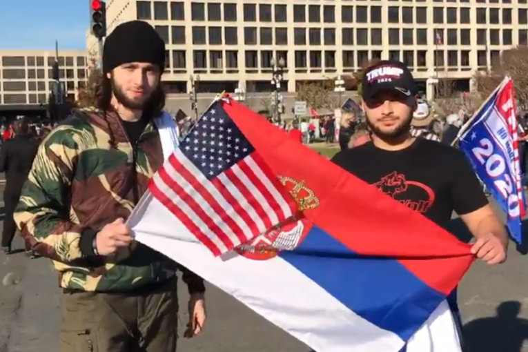 Trampove pristalice nosile srpsku zastavu: Volimo Srbiju, a Bajden je govorio da vas treba staviti u logore (VIDEO)