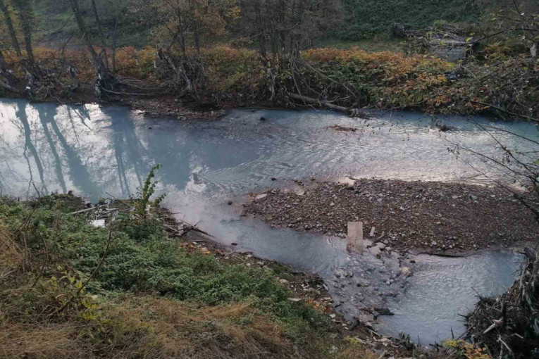 Moravica promenila boju: Beličasta mrlja se izlila u reku, nadležni utvrđuju ko je krivac za zagađenje
