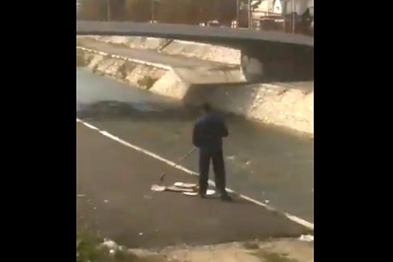Video-snimak iz Novog Pazara izazvao ogorčenje: Muškarac smeće s keja baca u reku (VIDEO)