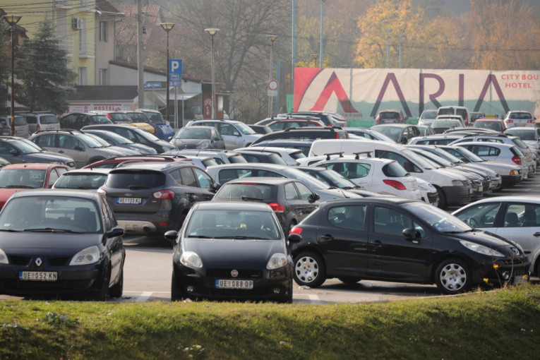 Građani ponekad kruže satima da bi se parkirali: U Užicu ima oko 30.000 registrovanih vozila, a samo - 2.000 parking mesta