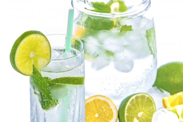 Postoji čak 11 razloga zašto je dobro popiti čašu vode sa limunom na prazan stomak