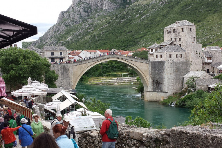 Skok bez aplauza i na stotine ljiljana na godišnjici rušenja Starog mosta u Mostaru