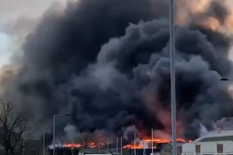 Kolaps u Bredfordu zbog požara: Gori hiljade guma, zatvoreni putevi i škole (VIDEO)