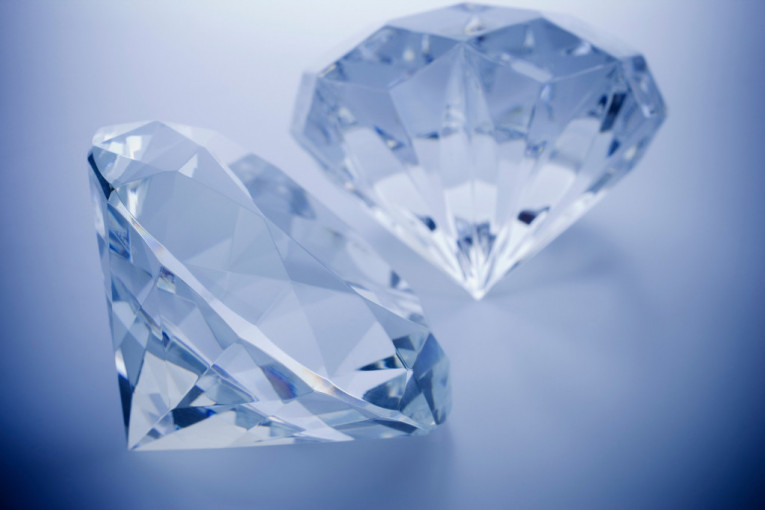 Spektakularna krađa dijamanata vrednih četiri miliona funti: Šibicarskim trikom opljačkala juvelirnicu
