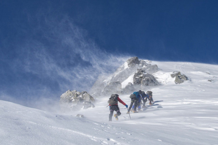 Nebezbedne staze na Suvoj planini: Više stabala oboreno, teren neprohodan