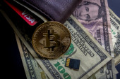 Dolar jača, bitkoin pada: Kriptovaluta vraćena u decembar 2020.