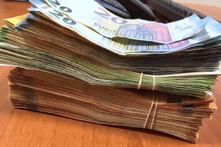 Kamiondžija pokušao da sakrije novac u ručnom frižideru: Sprečeno krijumčarenje 30.000 evra