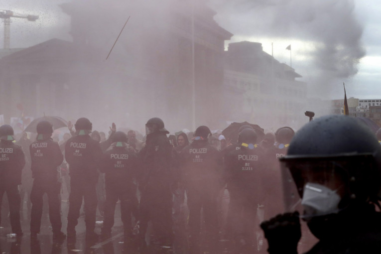 Berlin na nogama: Policija vodenim topovima rasterala demonstrante, uhapšeno više od 100 ljudi (FOTO)