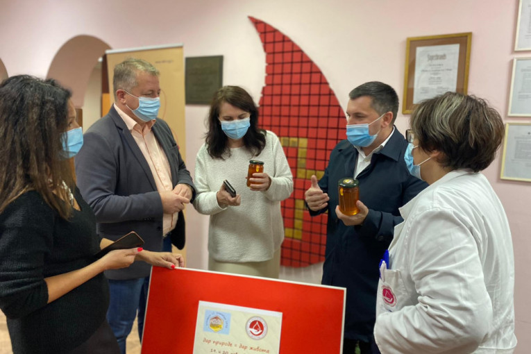 Dobrovoljnim davocima krvi na poklon teglica domaćeg meda