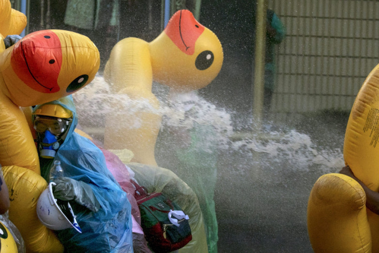 U Bangkoku se digli protiv vlade: Od suzavca se brane žutim patkama (FOTO)