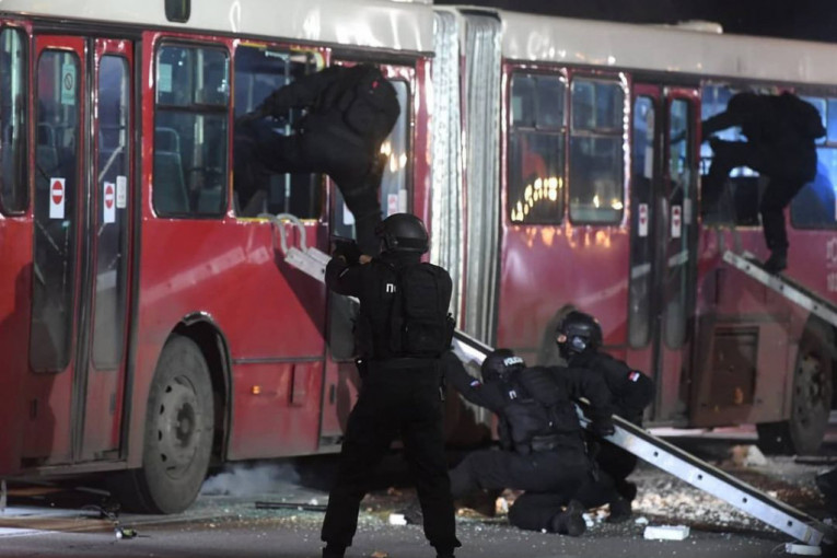 Drama u autobusu na Autokomandi: Žandarmerija razoružala muškarca (47), putnik mu video pištolj