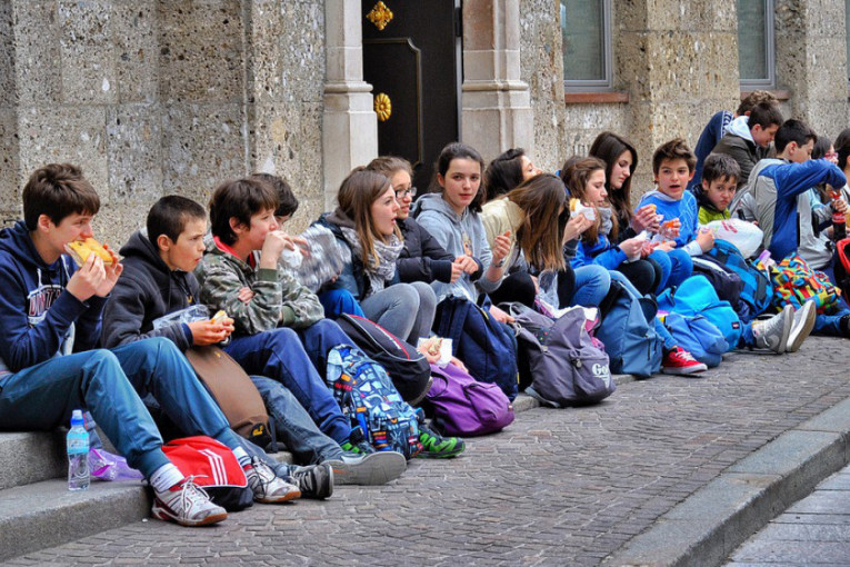 Deci zabranjeno da nose užinu u školu! Direktor hoće da spreči širenje koronavirusa