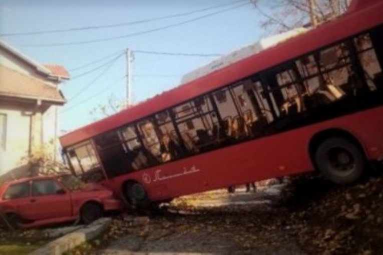 Karambol u Valjevu: Autobus udario auto, zaustavio se na par metara od kuće