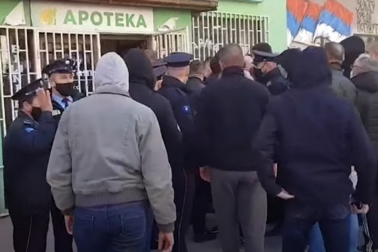 Kosovski policajci hteli da plene lekove iz srpske apoteke, građani izašli na ulicu (VIDEO)