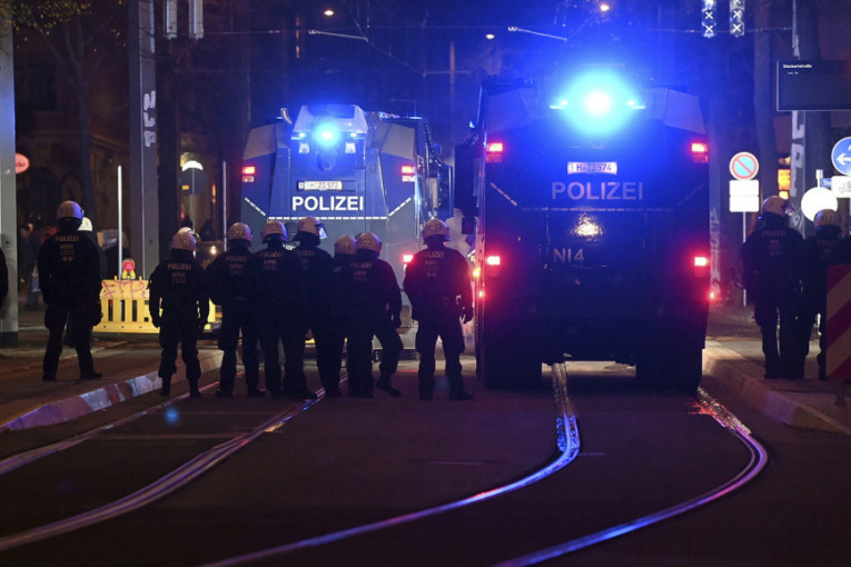Drama u Nemačkoj se nastavlja: Vozači evakuisani iz autobusa, napadač ostao sam opkoljen policijskim snagama! (FOTO)