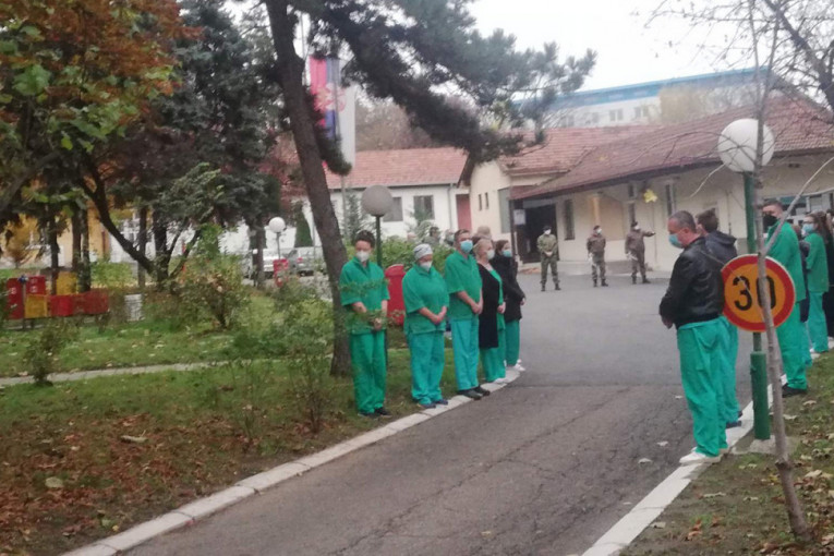 Potresna scena: Medicinsko osoblje ispraća telo preminulog patrijarha (VIDEO)