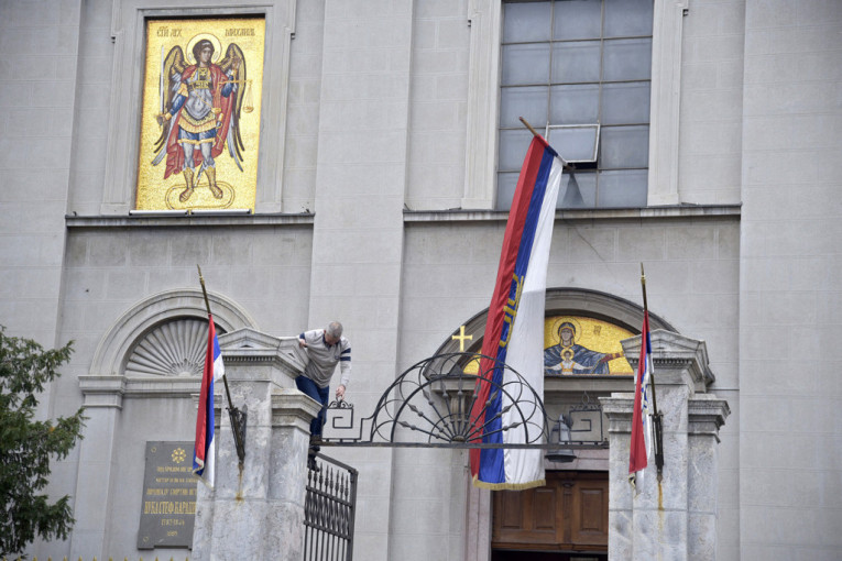 Ispred Patrijaršije brojni vernici, zastave Srbije i SPC spuštene na pola koplja (VIDEO)