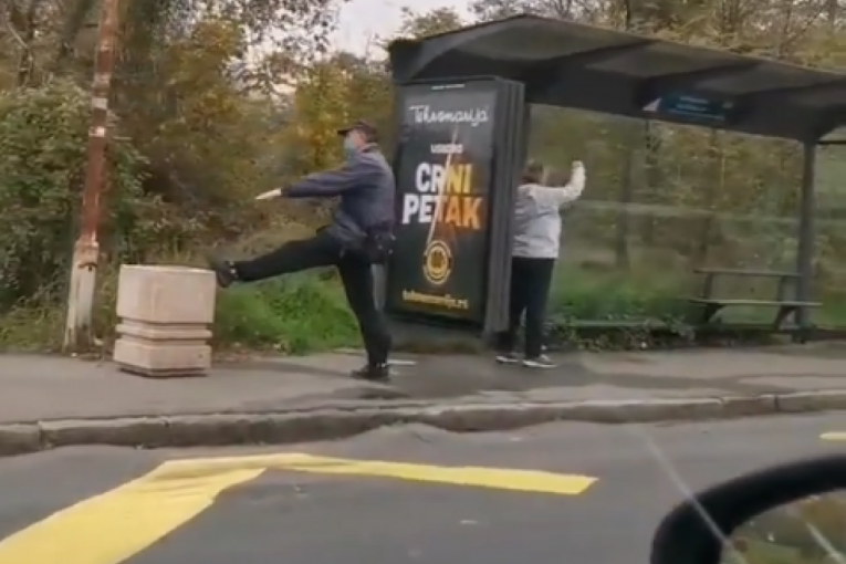 Popodnevno razgibavanje: Stariji sugrađani rade vežbe na autobuskoj stanici (VIDEO)