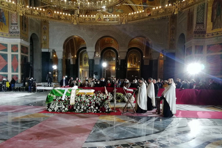 Kovčeg patrijarha položen u Hramu Svetog Save, građani se opraštaju od Irineja (FOTO+VIDEO)