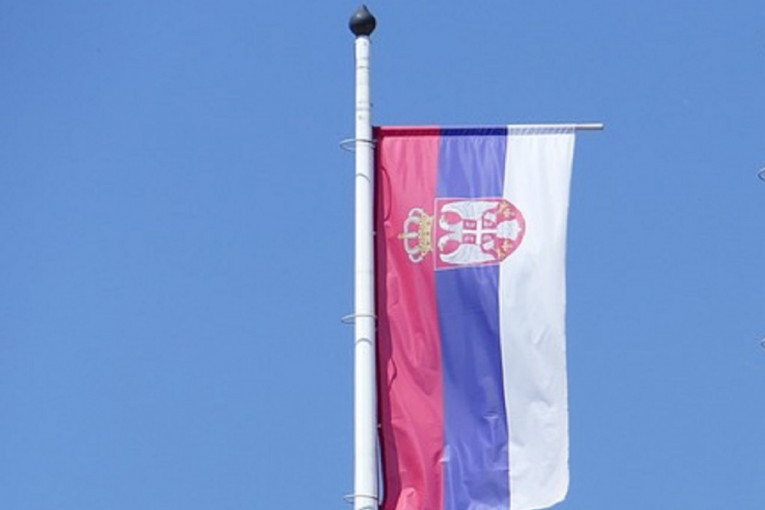 Sprečeno paljenje srpske zastave usred Gračanice