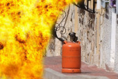 Eksplozija plinske boce na Čukarici: Povređen vlasnik stana, bocu danas doneli u stan