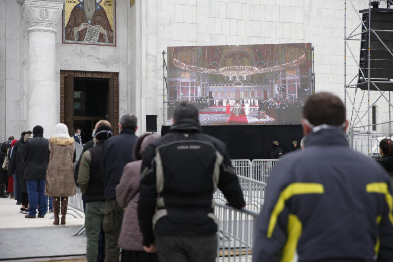Vernici i ispred Hrama Svetog Save, prate liturgiju putem video bimova (FOTO, VIDEO)