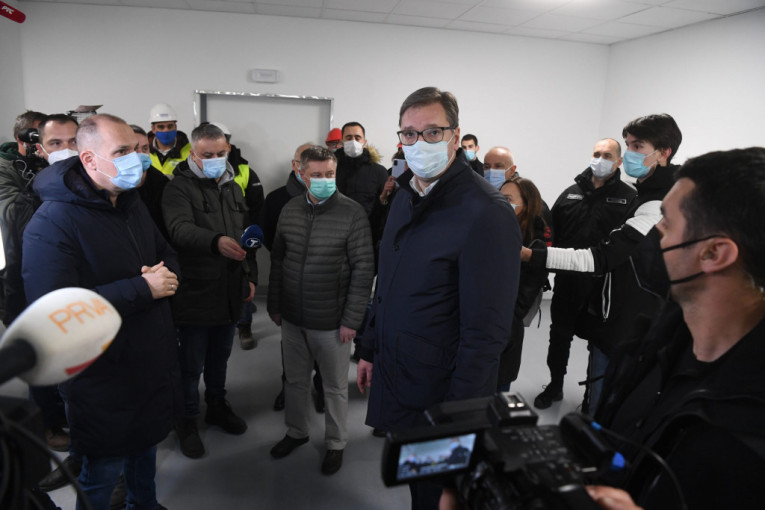 Nabavićemo vakcinu u narednih mesec dana, uložićemo više od šest-sedam milijardi u izgradnju bolnica: Vučić obišao radove u Batajnici