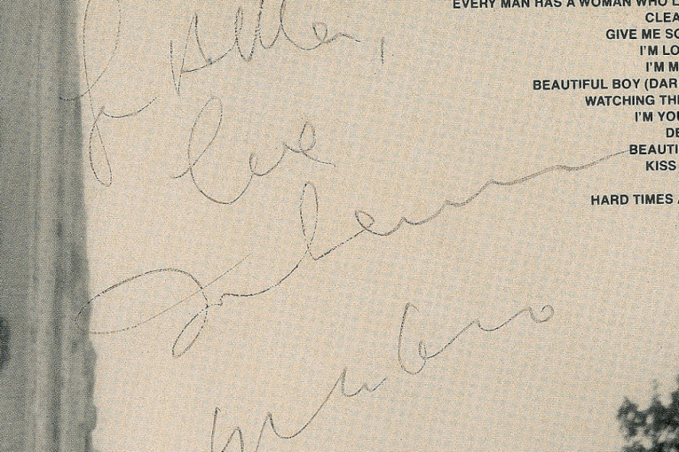 Na aukciji album koji je Džon Lenon potpisao svom ubici pet sati pre smrti