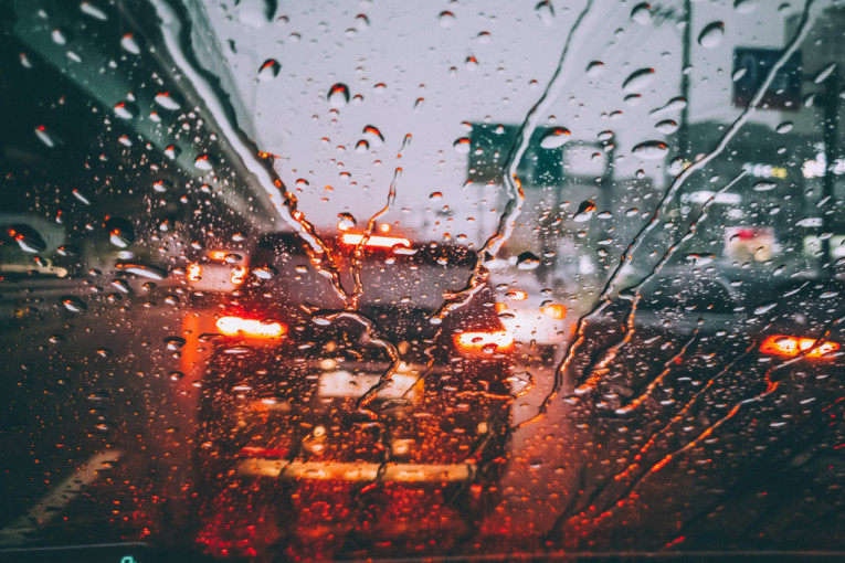 Vozači, prilagodite brzinu! Padaće kiša, a ponegde ima i magle