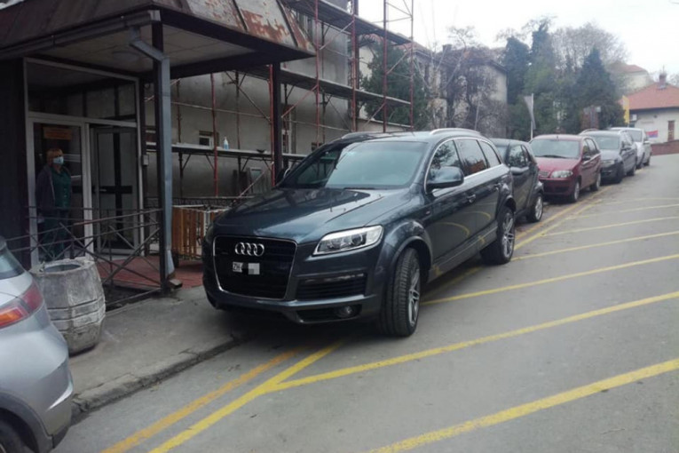 Bahato parkiranje: Vozilom blokirao ulaz u Infektivnu kliniku (FOTO)