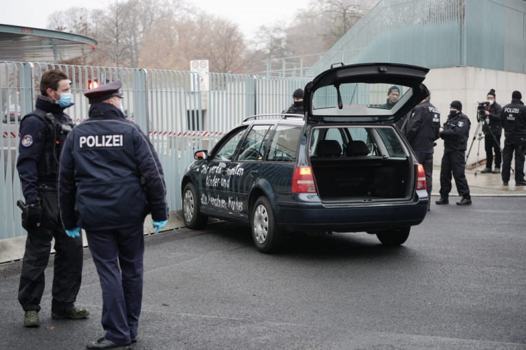 Napad na Angelu Merkel?! Automobilom se zakucao u ogradu ispred njene kancelarije (FOTO+VIDEO)