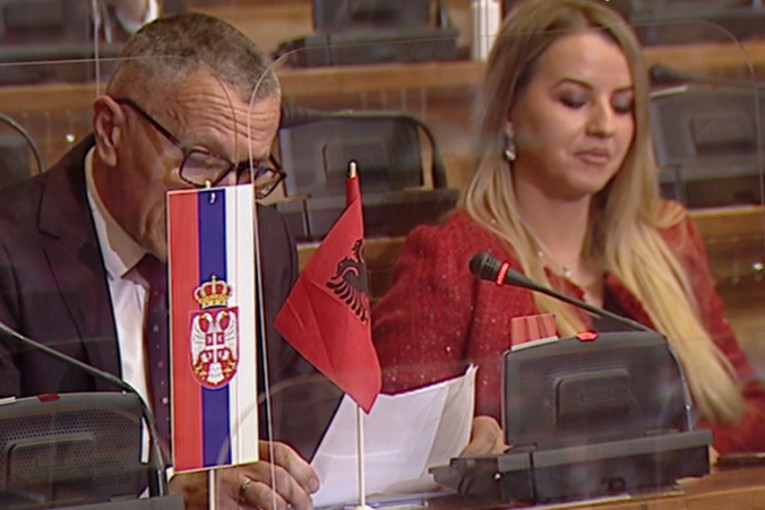 Skandal u srpskom parlamentu: Kamberi izneo zastavu Albanije u Skupštini Srbije