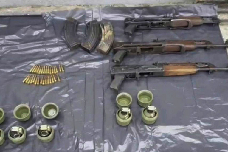 Policija upala u kuću u Sremskoj Rači, pronađene puške i bombe (VIDEO)
