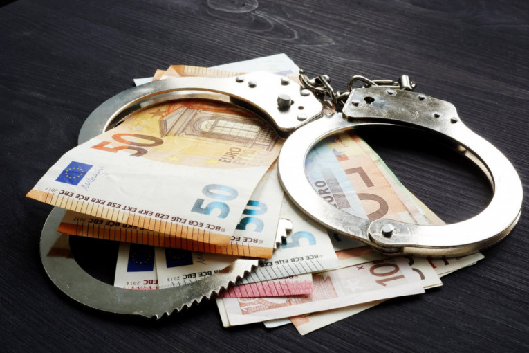 Uhapšen bankar u Kraljevu: Ojadio klijente za 124.000 evra i 10.000 „švajcaraca“