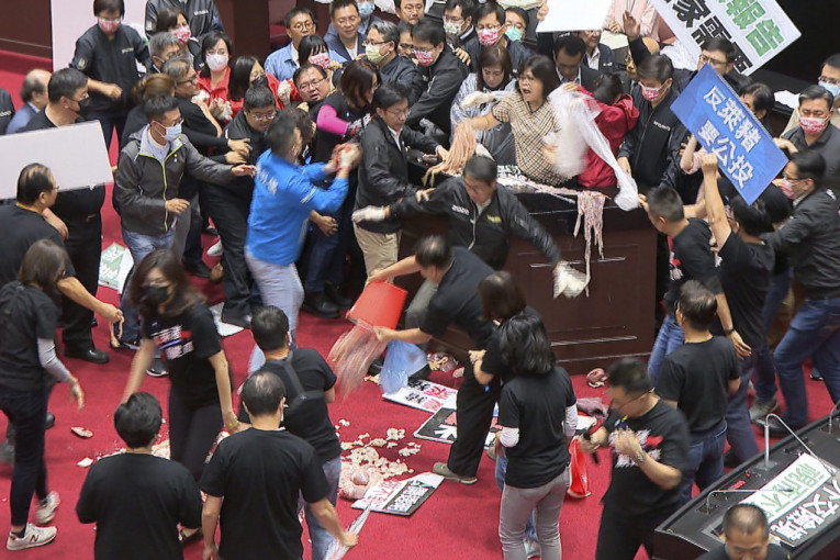 Neviđeni haos u parlamentu: Potukli se poslanici, gađali se svinjskim iznutricama (VIDEO, FOTO)