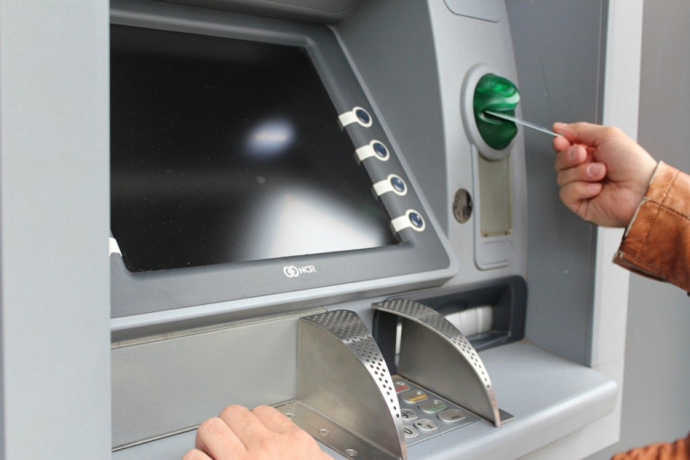 Rusi ojadili bankomat u Tivtu: Odneli skoro 24.000 evra i nestali
