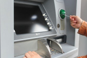 Šta sve plaćamo bankama, a i ne znamo: Skidaju novac i za proveru stanja na bankomatu!