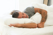 Da li spavate u donjem vešu ili bez njega? Stručnjaci otkrili šta treba da ponesete u krevet