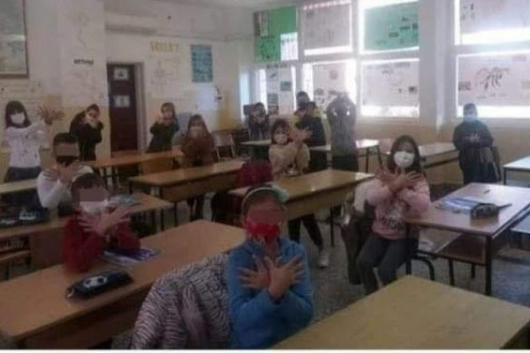 Skandal u Osnovnoj školi: Deca na zahtev učiteljice oponašala orla sa albanske zastave (FOTO)