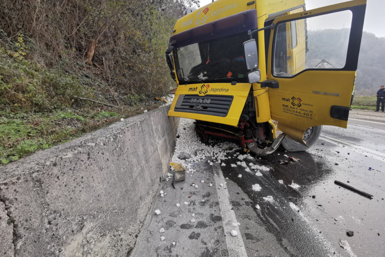 Kamion sa živim krečom se prevrnuo kod Čačka: Vozač teško povređen (FOTO)