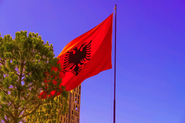 Albanske zastave se vijore u Crnoj Gori: Predsednik Opštine Tuzi preti kaznama ako se ne okači