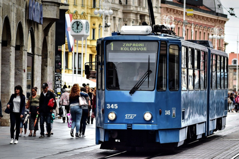 Bizarna smrt u tramvaju: Čovek umro u sedištu, prošlo 1.200 putnika i niko ništa nije primetio!