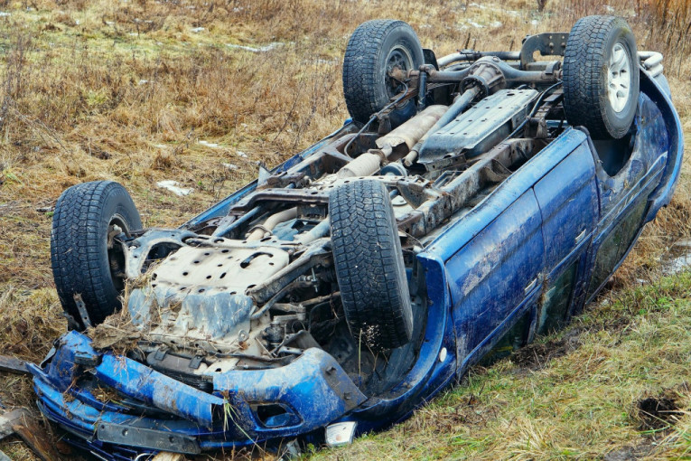 Teška saobraćajna nesreća kod Zasavice: Automobil sleteo u kanal, poginuo vozač!