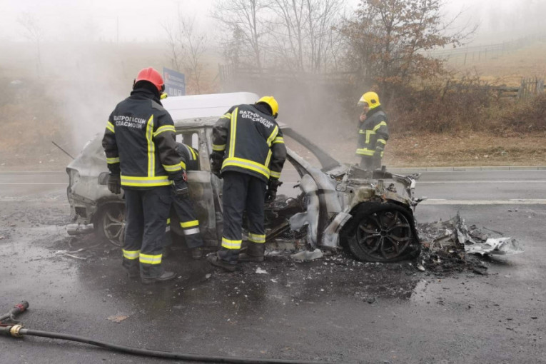 "BMW" se zapalio u pokretu na putu ka Zlatiboru: U automobilu bila porodica (VIDEO; FOTO)